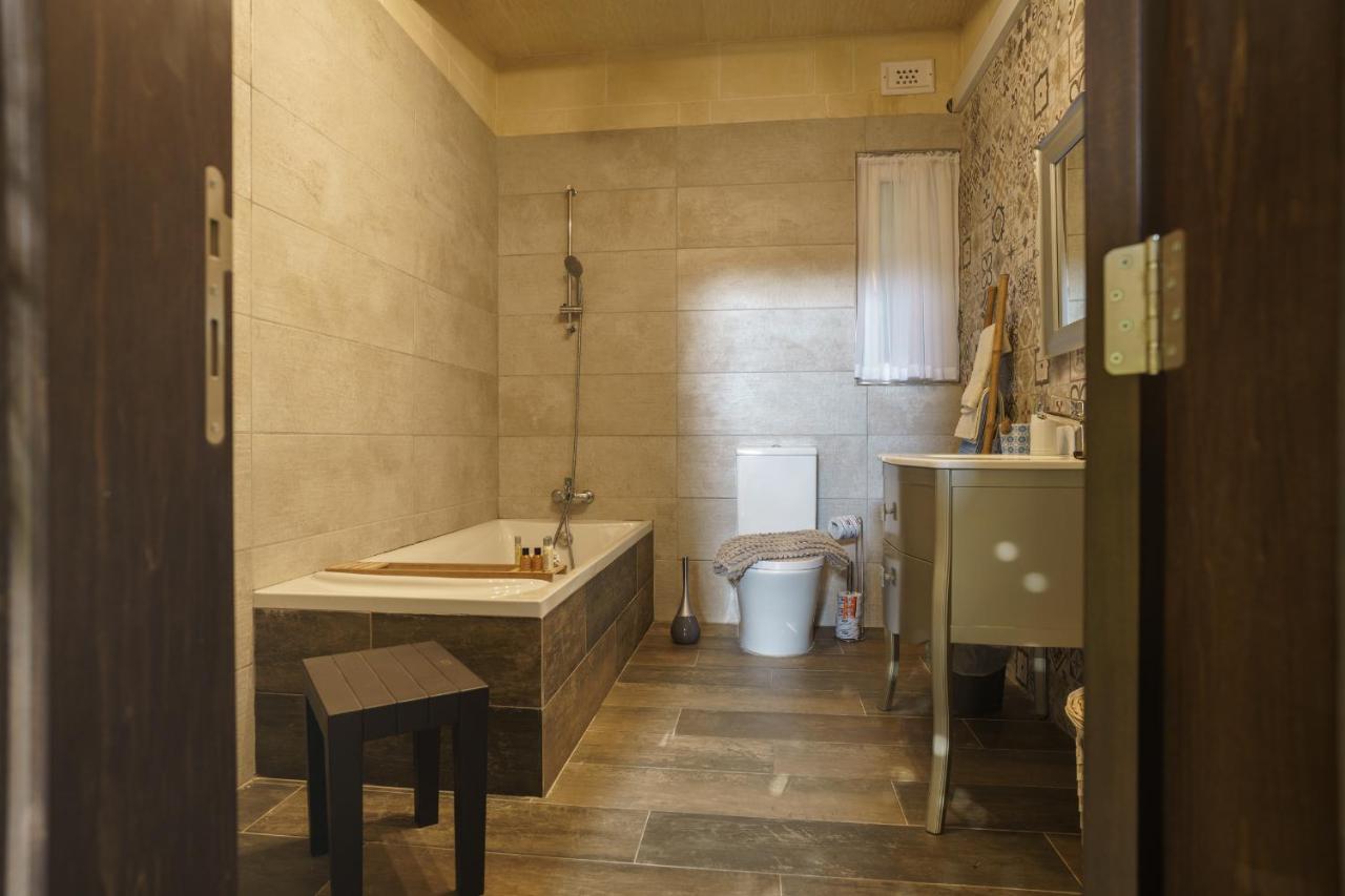 Ajuga Luxury Boutique B&B Qala Exterior photo