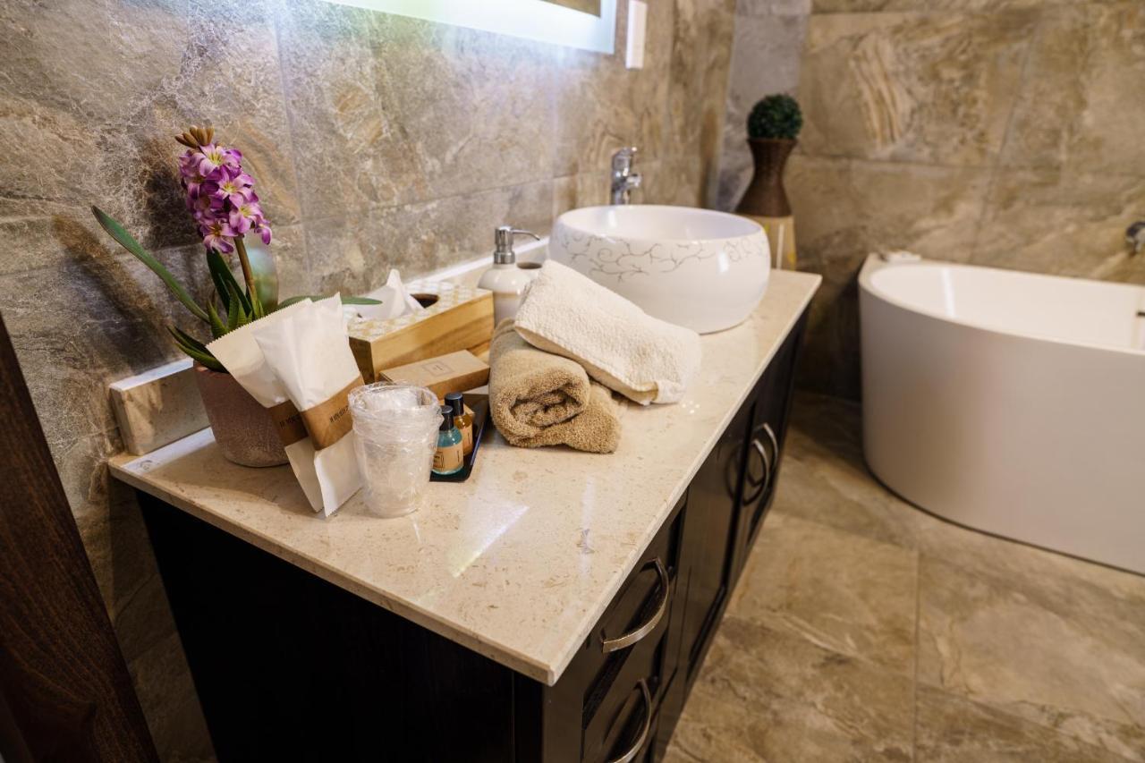 Ajuga Luxury Boutique B&B Qala Exterior photo